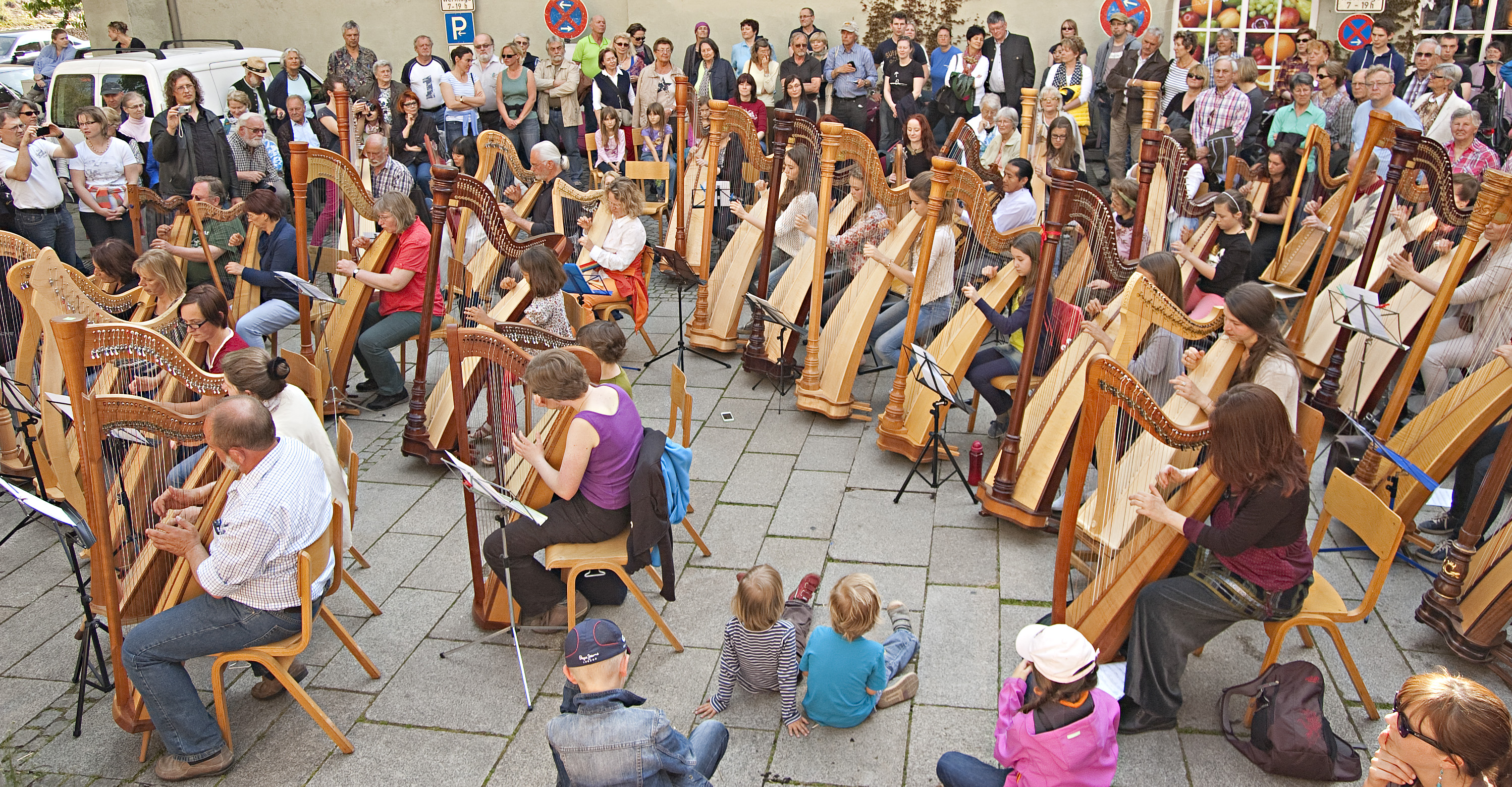 Harfenflashmob beim Burghauser Harfenfrühling